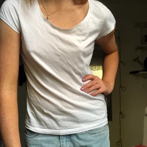 Vit tisha  - Vit T-shirt med urringning 