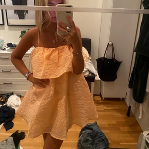 Volangklänning - Orange volangklänning ifrån H&M använd en gång! Jättefint skick! 