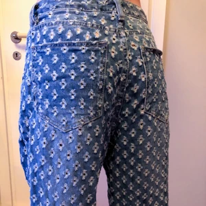 JADED LONDON dupe JEANS - JADED LONDON dupe JEANS Stretchigare jeans tyg med hål över hela tyget. - straight leg 