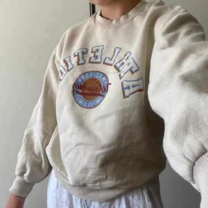 Sweatshirt med tryck - Köparen står för frakten. Priset kan sänkas vid snabbt köp. Hör av dig vid frågor🤗