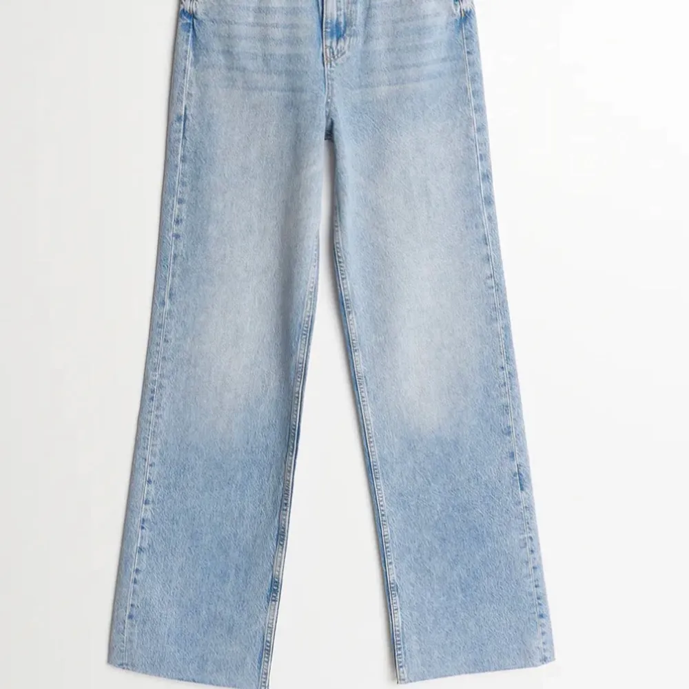Säljer mina jeans från Gina! Väldigt sköna jeans som går att använda ofta. Säljer då de inte kommer till användning längre! Skriv privat för fler bilder och info.💗. Jeans & Byxor.