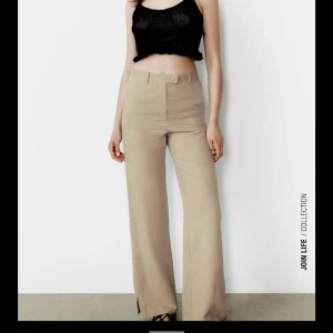 Zara byxor  - Hej!  Säljer nu dessa slutsålda byxor, super snygga var en present till min kompis däremot passade de ej o är därmed inte kommit till något användning prislapp sitter kvar aldrig använt