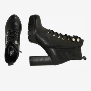 Bullboxer stövlett   - Köptes från Zalando för 800kr.  • Snöring • Förstärkt häl • Konstgjord läder