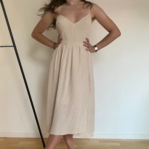 Other stories set kjol och topp - Snyggaste settet jag äger, har dock inte fått användning av den (Max 5 gånger på 2 år). Kjolen är storlek 34 medan toppen är i storlek 32 men passar S väldigt bra. nypris 1280kr