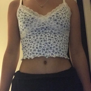 Crop top - Hej jag säljer en fin crop top från H&M har aldrig använt den möts up me kontant å kom till prv vart vi ska mötas storlek XS kostar 50kr // lycka till 💗💗