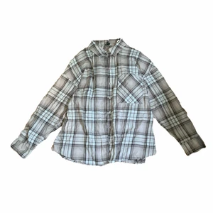 flanellskjorta i beige :) - flanellskjorta i jätte skönt och  mjukt material, hör av dig vid intresse.