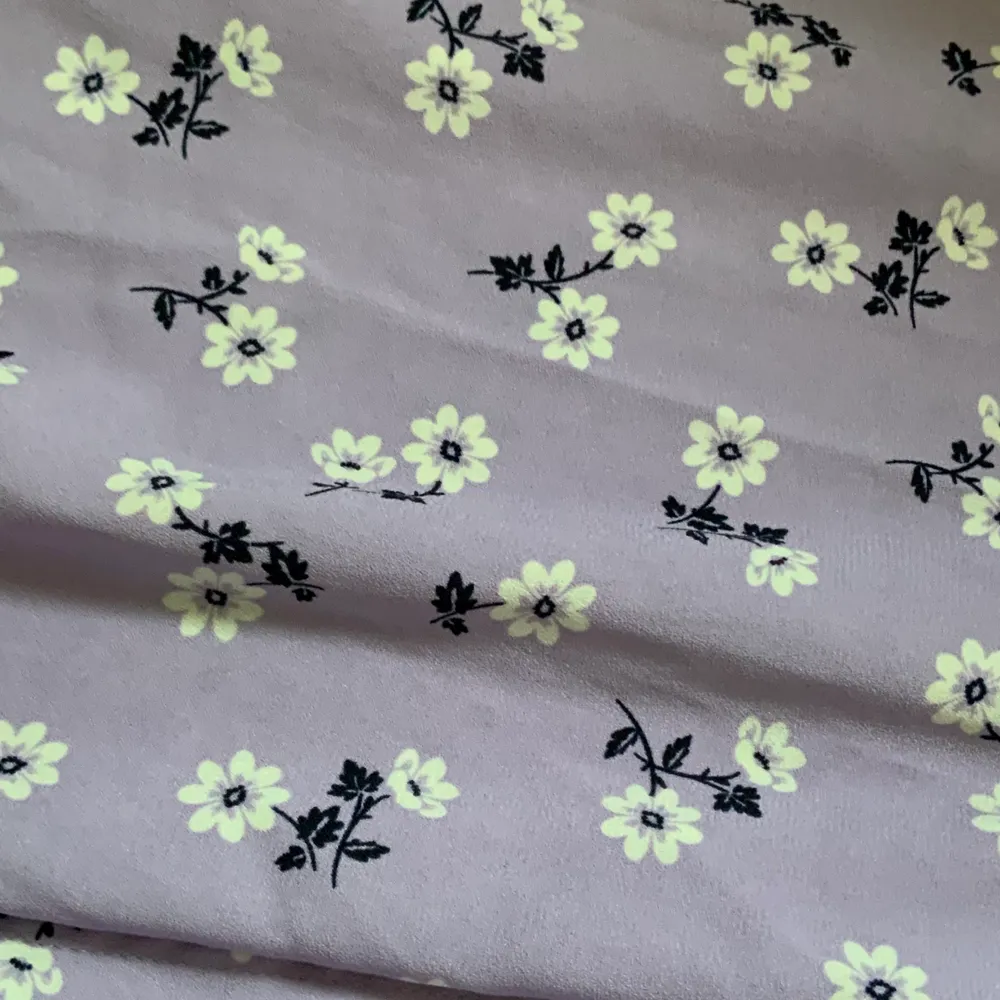 jätte söt lila klänning med små blommor! hör av dig vid intresse 🌸. Mekot.