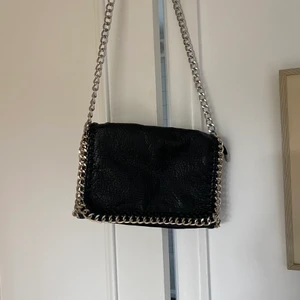 Tiamo väska  - Tiamo väska stl M i väldigt fint skick. 