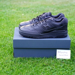 New balance 550 Triple Black - New balance 550 Triple Black  Pris - 1399  Storlek - US11 / 45  Condition - 10/10  Kan fraktas över hela Sverige, kan också mötas upp i Skövde📌  Hör av dig via dm om du är intresserad‼️