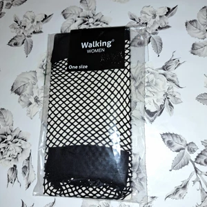 Nät strumpor  - Endast strumpor! Jag köpte dom för att jag trodde att det var strumpbyxor så dom äraldrig använda eller ens uttagna ur förpackningen! 🙂 