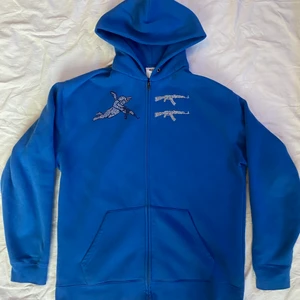 One of one hoodie  - Säljer den då jag inte använder den längre. Den är sparsamt använd och i mycket bra skick. Storlek L men kan sitta fint oversized som både S och M. 