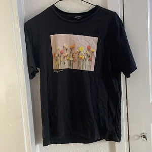 T-shirt - Tröja från Monki, sparsamt använd. XS men som en S/M