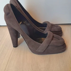 Pierre Hardy skor platå klack 11 cm stl 36,5 - Säljer oanvända supersnygga skor från lyxiga skomärket Pierre Hardy. Köpt på rea men är för små 🙄 (har 37)  Färg mullvad Läder/mocka Klack 11 cm Platå 2 cm Innermått ca 23,5 Skickar spårbart med postnord. Mvh 