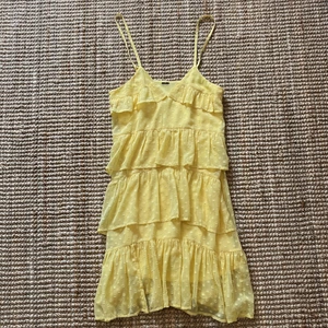 Gul sommarklänning - Gul sommarklänning med volanger från vero Moda!☀️