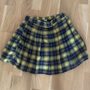 Kjol - Kjol som aldrig har kommit till användning. Säljer då den inte är min stil längre. Har även dragkedja på sidan.