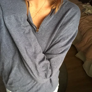 Zip Kofta - Blå kofta med halv-zip framtill. Färgen är bäst på andra bilden🧚‍♂️