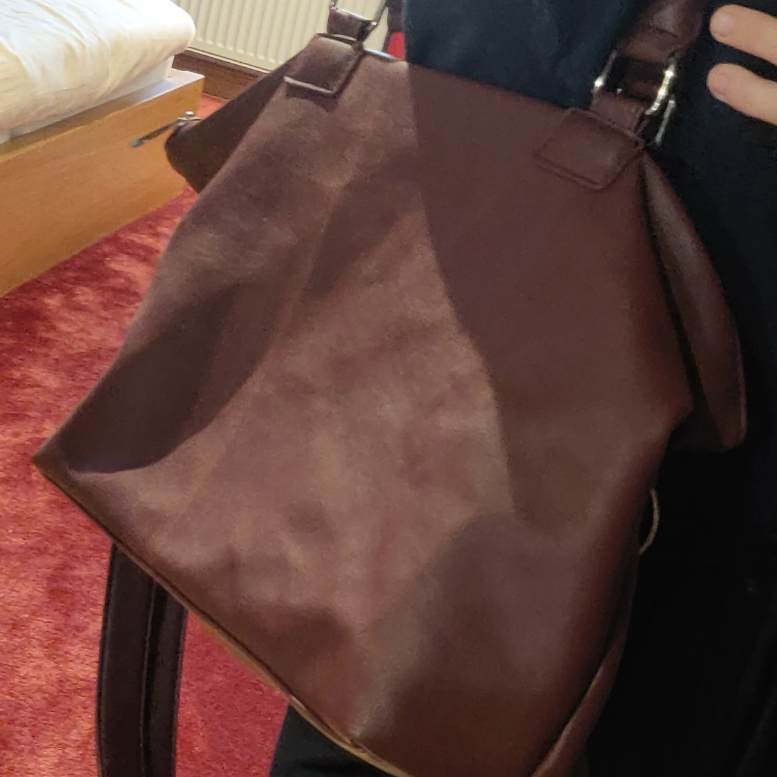 Vinröd handväska men axelband