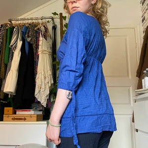 Mörkblå mönstrad blus i stl 36  - Mörkblå mönstrad lång blus från Cubus i stl 36.   Du som köper står för frakt, möts annars upp vid Stockholm city.