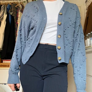 Stickad blå kofta i stl M - Supermysig stickad kofta med ”balongstickat” mönster i stl M från Kappahl.  Du som köper står för frakt, möts annars upp vid Stockholm city.