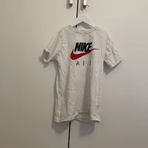 Nike t-shirt - Vit Nike t-shirt, inte så använd. Fungerar för både tjejer och killar, Sportig som kan användas till vardags 🤍