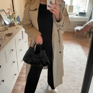 Trenchcoat - En superfin oversized trenchcoat köpt här på Plick. Säljer då jag tycker den är lite för stor. Har vanligtvis S-M💗 399 plus frakt✌🏼