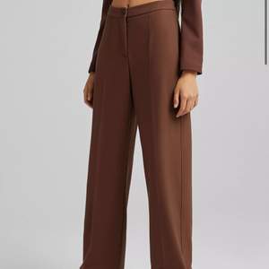 Ett par bruna lagom låga kostymbyxor med riktigt snygg passform🤩 storlek 38 men sitter som 36. 🤎