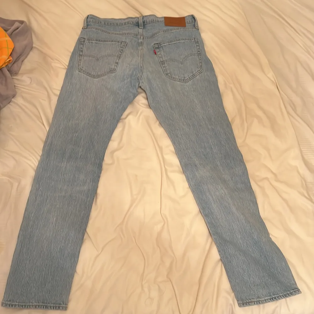 Byxor från Levis storlek W31 L32  Byxorna är för små för mig därför jag säljer dem . Jeans & Byxor.