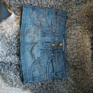 Söt minikjol  - Cool minikjol med fina detaljer. Sorlek 36 passar bra på mig som kan ha allt ifrån 26-29 i vanliga byxor. Köpt i mexico jag säljer den eftersom jag inte använde den så myk som jag hade hoppats på. Her man ytterligare fråor så ar det bara att skriva <3