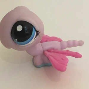 Petshop  - En lila slända med blå ögon. :)