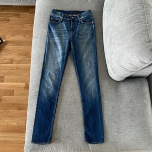 Tiger of Sweden Kelly strl 28/30 - Ett par jeans från Tiger of Sweden som använts ett fåtal gånger. Jeansen som nya och säljer dem då de blivit för små för mig tyvärr.
