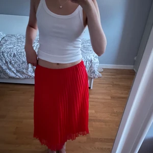 Kjol - Superhärlig röd kjol i storlek 36. Jag är 175 cm lång❤️❤️ 