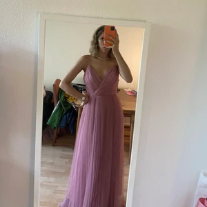 Jättefin rosa asos balklänning  - Helt oanvänd! Som den blå klänningen kunde jag inte skicka tillbaka den och därför säljer jag den här! Helt oanvänd! 