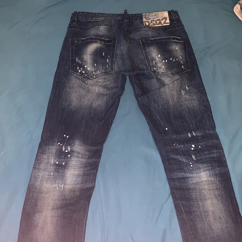 Dsquard2 jeans storlek 48 Skick 10/10 inga problem med dom  Pris kan diskuteras vid snabb affär . Jeans & Byxor.
