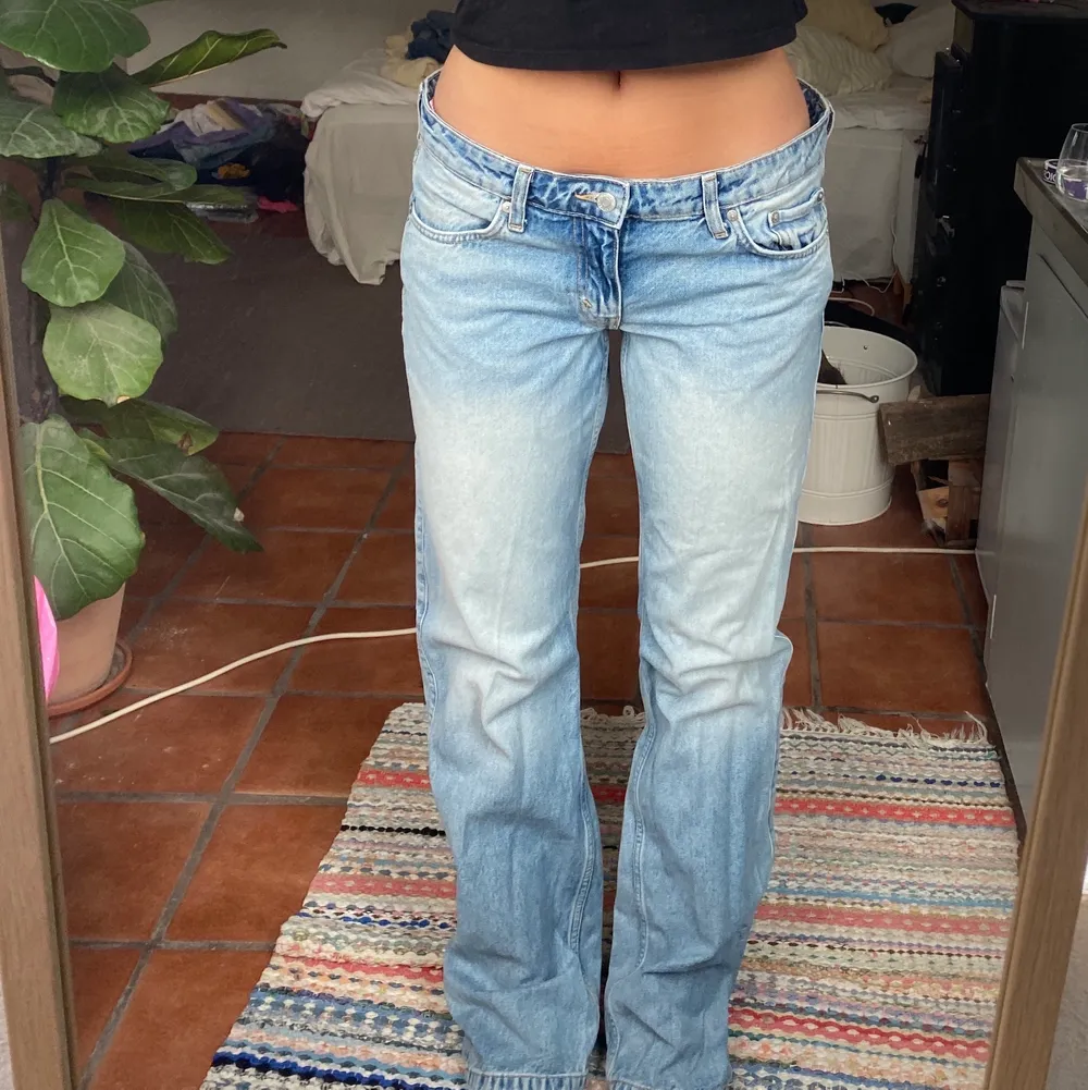 Trendiga lågmidjade jeans från weekday i modellen arrow. Älskar men tyvärr för stora i midjan så används it så mycket! Har lite slitningar längst ner men bara snyggt. Skriv för fler bilder/frågor💘. Jeans & Byxor.