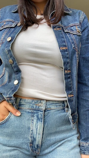 Zara Jeansjacka - Zara blå jeansjacka. En liten grön fläck vid nacken men det är inget som syns och fläcken är väldigt liten. Ganska liten i storleken.