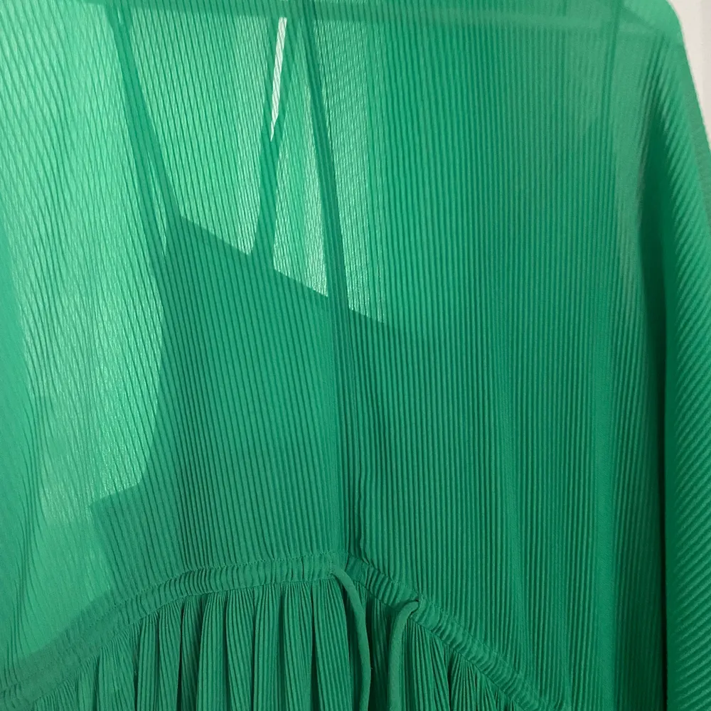 Grön klänning från Zara, endast använt ett fåtal gånger. Klänningen har en underklänning, men denna syns inte när man har den på sig. Storlek S, men passar även en M. Nypris 399:-, mitt pris 150:-. Klänningar.