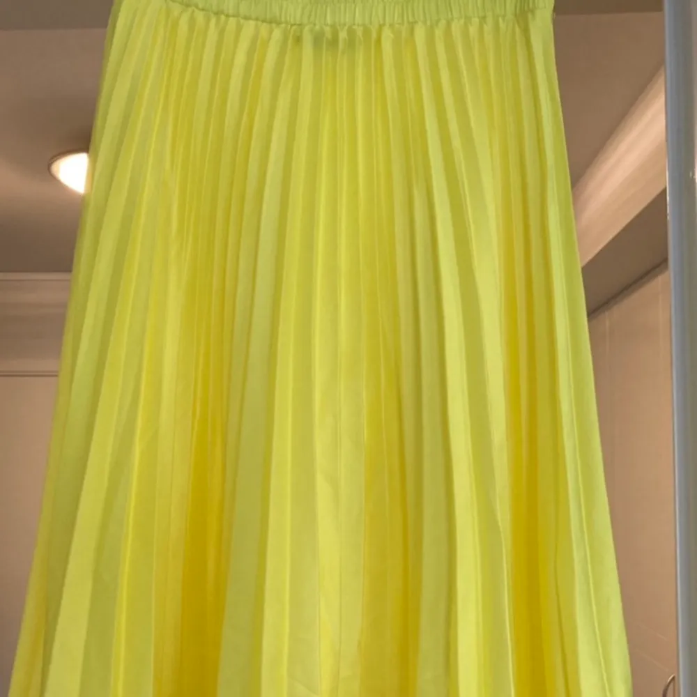 Jättefin plisserad kjol från Bik Bok, stl S, resår i midjan, längd ca 59 cm. Endast använd en gång.. Kjolar.
