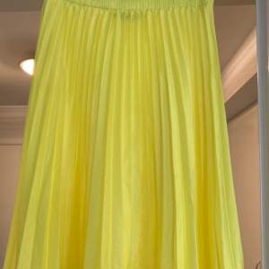 Jättefin plisserad kjol från Bik Bok, stl S, resår i midjan, längd ca 59 cm. Endast använd en gång.