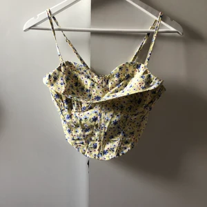 Korsett topp - Fin korsetttopp, använd ett fåtal gånger så i nyskick. Strl xs