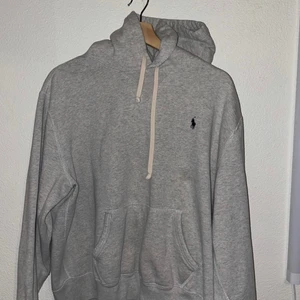 Ralph lauren hoodie  - Säljer min snygga raffe hoodie i storlek M. Knappt använd, skriv för mer bilder!❤️