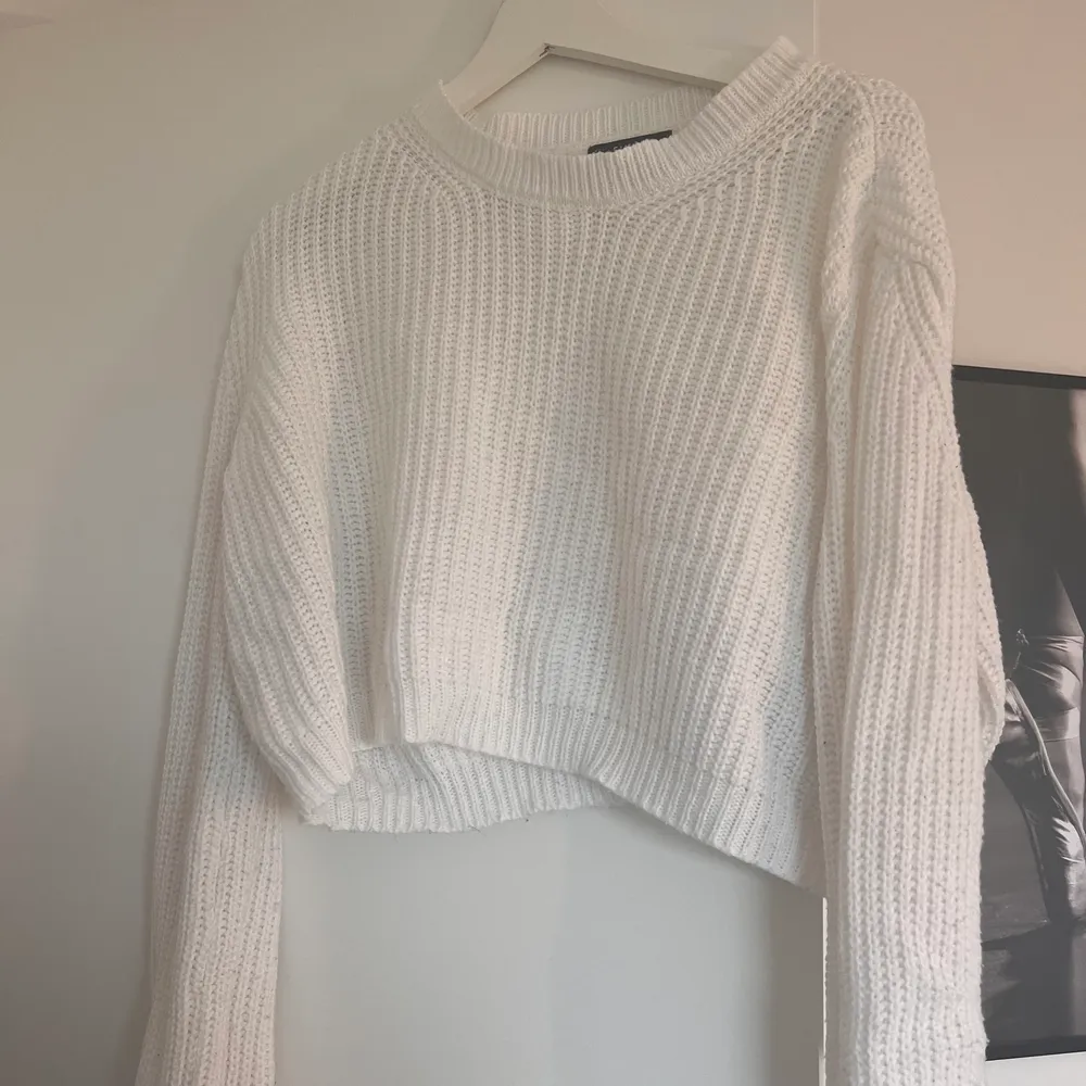 Säljer denna vita stickade tröjan då den inte kommer till användning. Är i fint skick, finns att hämta i stockholm! . Stickat.