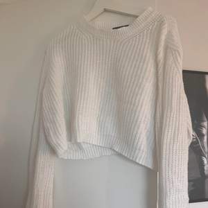 Säljer denna vita stickade tröjan då den inte kommer till användning. Är i fint skick, finns att hämta i stockholm! 