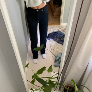 Storlek 32 - Ett par mid rise jeans från zara som inte säljs längre i storlek 32💓 frakt 66kr