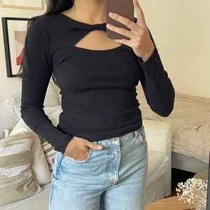 Svart topp strl xs Gina Tricot  - Svart ribbstickad topp i strl xs från Gina Tricot köpt förra året för 249kr (tror jag). Använd en gång, bra skick!! 🥰🥰