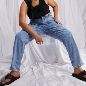 Blå mom jeans - Beställde dessa och fick fel storlek, men har använt de va 2-3 ggr. Gjorde hål i midjan och satte i ett snöra för att få de tajtare i midjan, men går att ta bort och syns inte alls när man har på sig de. Jättefina i övrigt, ordinariepris 249kr💙