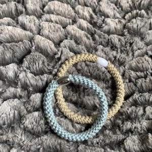 Säljer dessa 2 armbanden  - Säljer dessa fina armband köp en för 15 eller båda för 25🥰 hör av er vid intresse  Har nog inget speciellt mått på dessa men det beigea är lite större än vanligt bara den blåa är också stretchig så den passar på alla💗 Köparen står alltid för för frakt🚚📦 