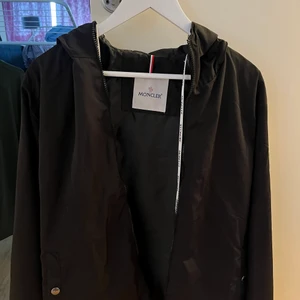 Moncler jacka - Säljer denna moncler jacka i storlek 3 (pris går att diskutera)