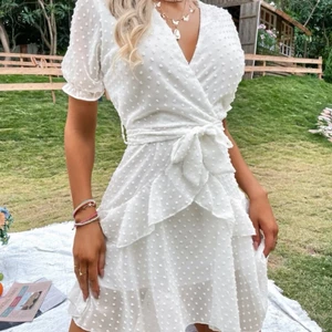 Vit sommar kläning  - Jag säljer denna sommar kläning från SHEIN som är helt oanvänd i storlek S/M. För fler bilder är det bara att kontakta mig. Frakten är spårbar och kostar 39kr 💗