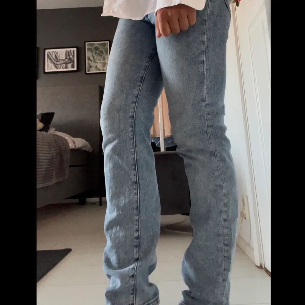 Mom jeans i denim från H&m. Inga defekter Skickas inrikes med postnords skicka lätt.. Jeans & Byxor.