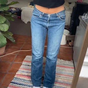 Levis jeans - Så snygga Levis jeans köpta här på plick, kommer tyvärr inte till använding! Vet inte riktigt storlek men passar mig som brukar ha 26 i jeans och 36 i byxor💘